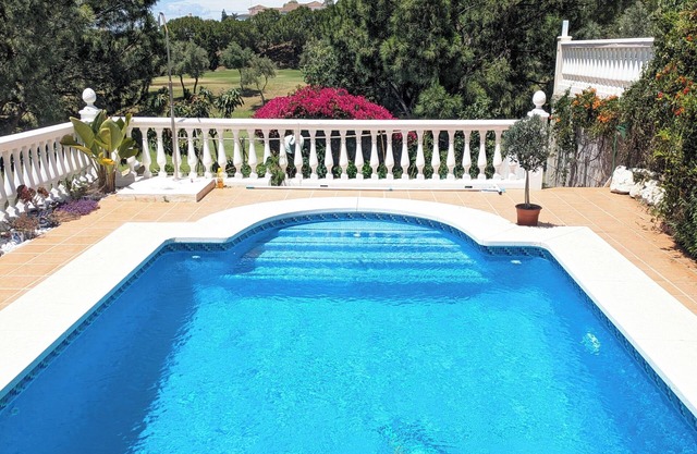Maison andalouse avec piscine privée entre mer et golf à 5 minutes de la plage !