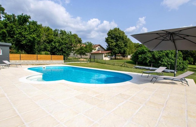 Maison Authentique avec Piscine, Étang Privatif et Confort Moderne en Dordogne - FR-1-616-332