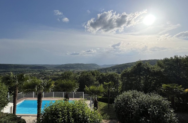 Maison avec piscine et superbe vue sur la vallée de la Dordogne