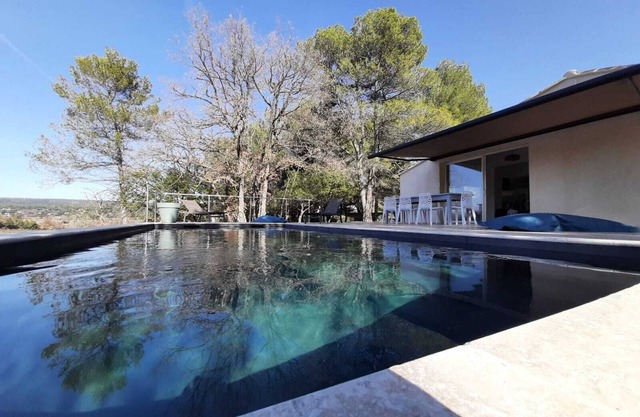 Maison climatisée en Provence verte. Piscine & pétanque