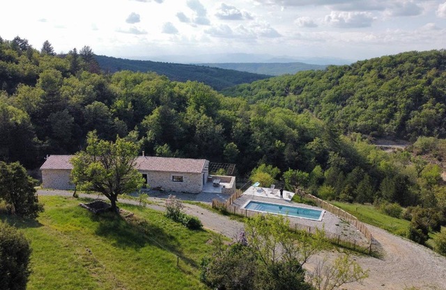 Maison de Celestin, Mas isolé en pierres avec piscine privée pleine nature