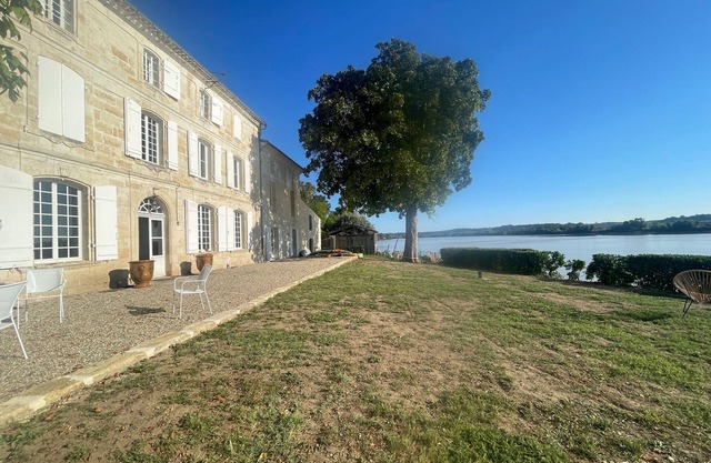 Maison de Charme dans le bordelais bord de rivière, piscine et proche St-Emilion
