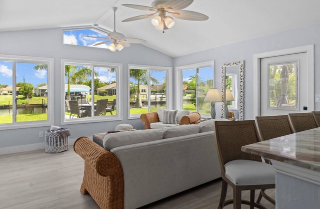 Maison de la Mer - Cape Coral Vacation Rental, Water front with direct access