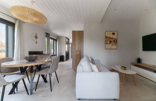 Maison design et climatisée avec jardin