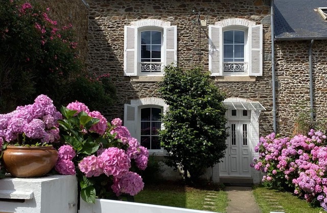 Maison en pierre à proximité du bourg et de la mer