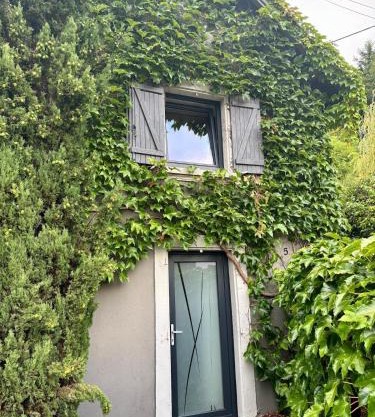 Maison en lisière de forêt, montagne et vignobles
