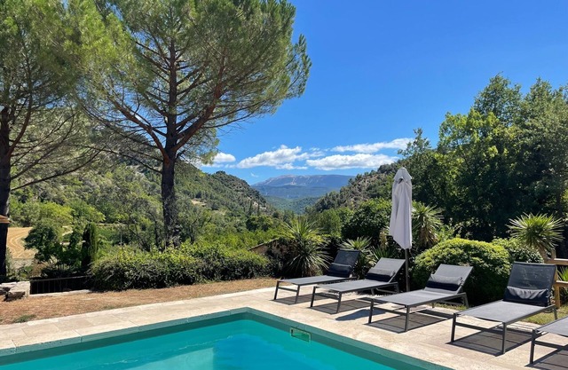 Maison en pierres avec vue sur le Ventoux et piscine privée
