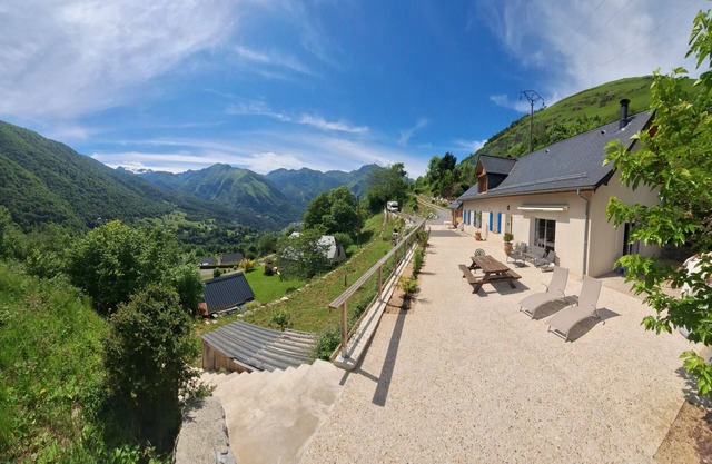 Maison ensoleillée avec superbe vue montagne, au départ de randonnées