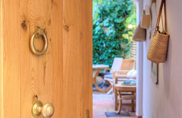Maison Magdeleine, one minute walk from the port, private pool and car park