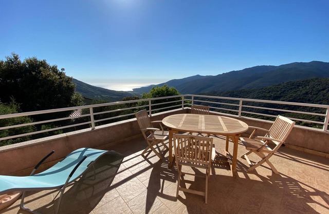 Maison vue panoramique mer entre mer et montagne