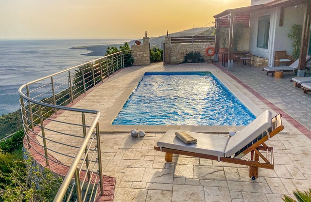 Villa Maistros sur une colline du sud de la Crète avec vue sur mer de Libye.