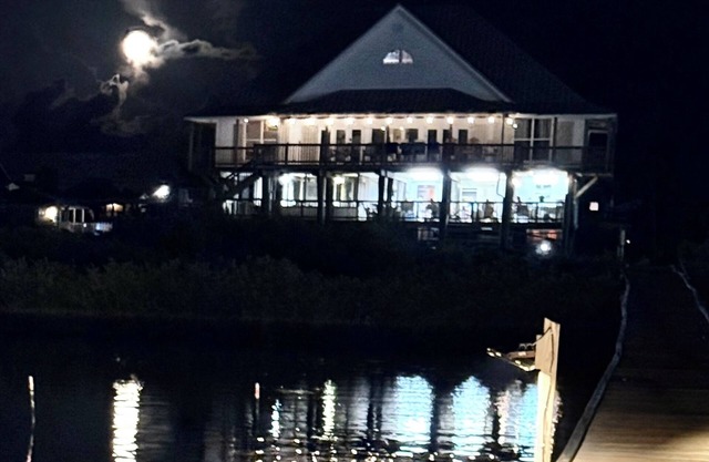 Belle Waterfront Grande Maison sur la baie avec Lighted quai de pêche.