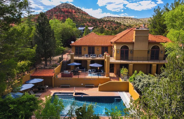 Majestic Escape: Oak Creek Waterfront! Pool, Spa, Sauna, Gym, Sleeps 22!