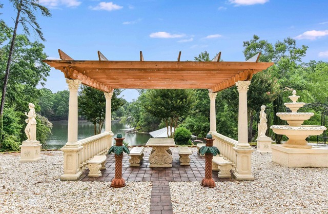 Majestic Lake Estate + Views, Outdoor Fireplace, Dock ⛵💖