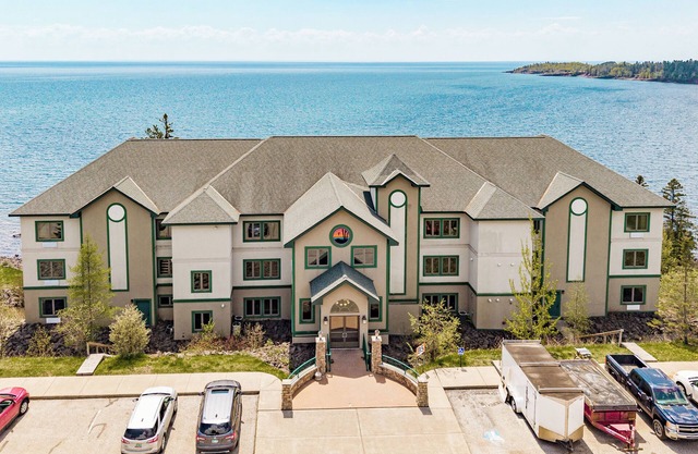 Majestic Lake Views | 2BR w/King Suite | Pools