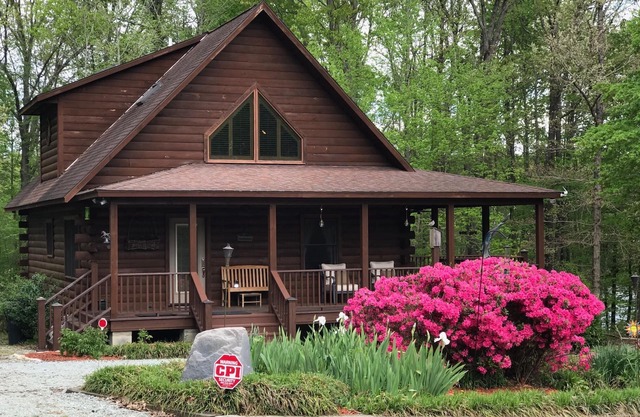 Majestic Lakefront Log Cabin situé dans les hautes plaines de Caroline du Nord