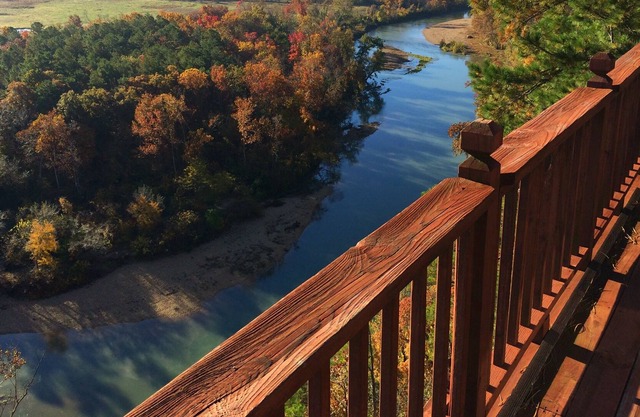 Majestic Lodge à Flint Ridge Resort surplombe la rivière Illinois