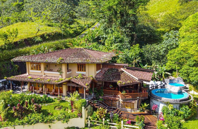 Maison de luxe et spacieuse au bord du lac avec piscine privée et jacuzzi ..!