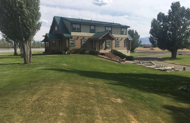 Majestueuse maison en bois rond sur un lac privé - Près de la pêche à la mouche, de la natation et de la randonnée