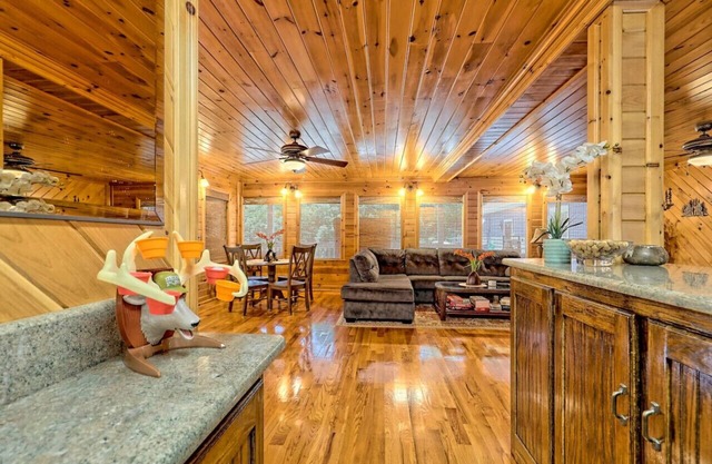 Majestic Mountain Mansion ~ Scenic Views ~ Hot Tub