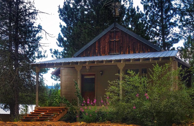 Jolie cabine de studio de style cow-boy dans les bois