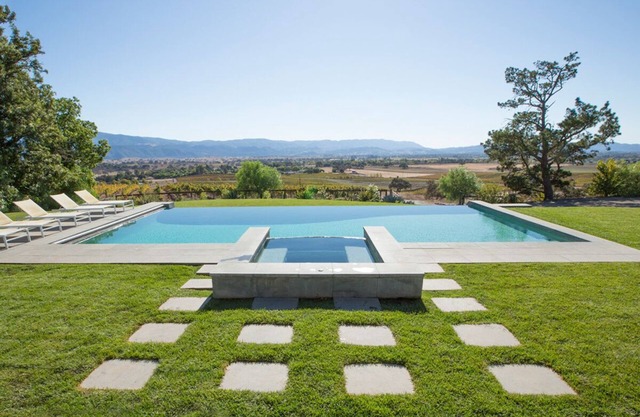 Majestic Ranch Surplombant Acres of Vineyards