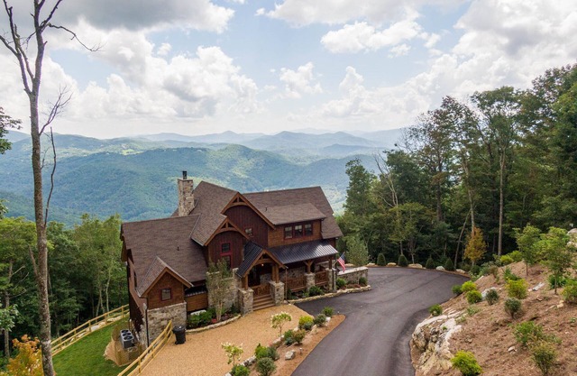 Majestic View Hideaway at Eagles Nest - NEW HOME! 50mi views, hot tub, game room!