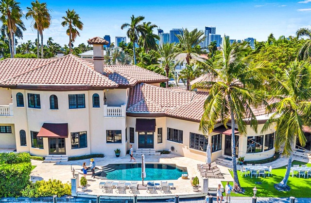 Majestic Waterfront Villa / Venice of America / Heated Pool / Canal View & Access / Royal Key