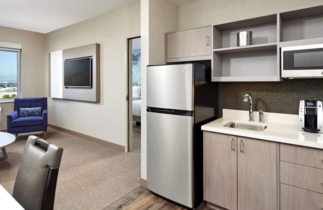 Make Magical Memories! 4 Modern Units, Outdoor Pool, Onsite Dining, Water Park!