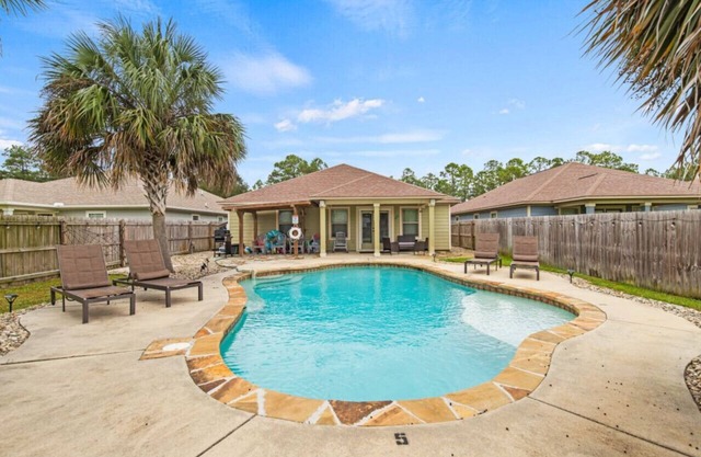Making Memories ! Private Pool Home 3 Miles from the Beach!!