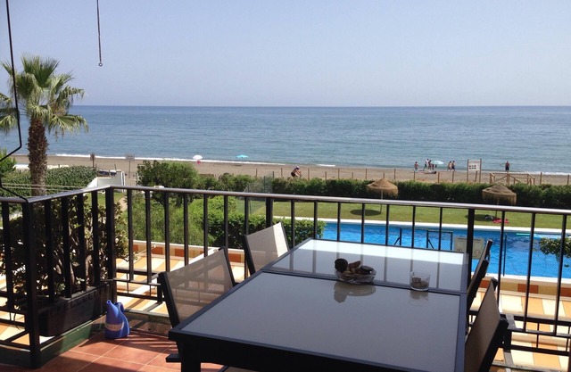 Malaga: WIFI, A/C, acces direct et vue frontal sur la mer, piscine, tennis.