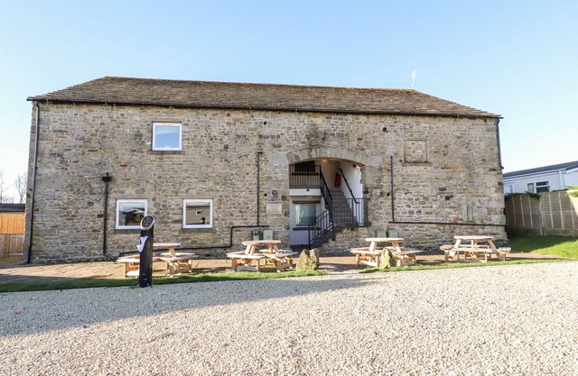 MALHAM, pet friendly, with pool in Long Preston