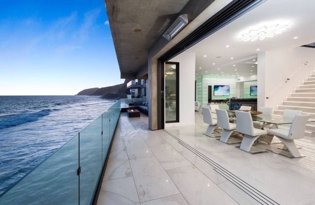 Malibu Beachfront Luxury Escape - Rooftop Dining!