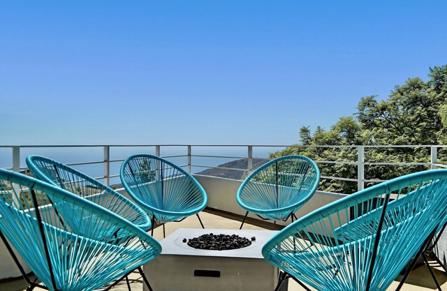 ☆Malibu Beach House + Rural Hiking Biking+ Ocean Views+ Spacious Family Home☆