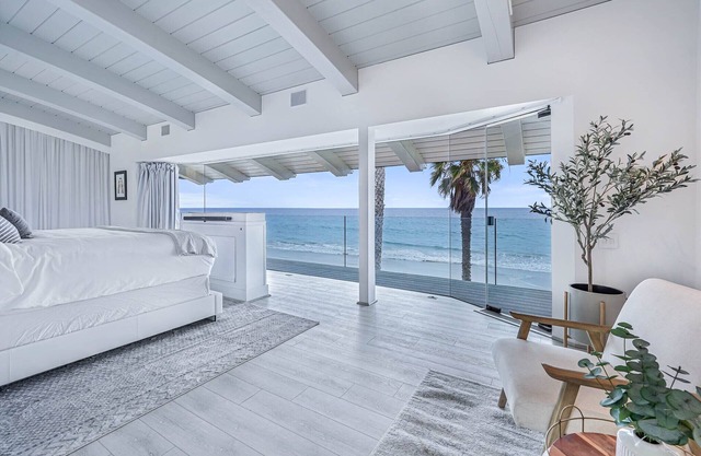 Malibu Private Beachfront Estate with Pool & Jacuzzi /4 Bedroom