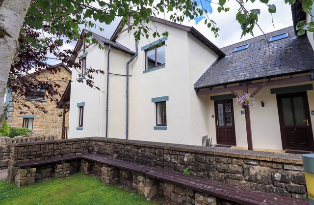 MALLARD COTTAGE, family friendly, with pool in Penrith