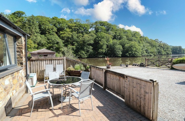 MALLARD COTTAGE, pet friendly, luxury holiday cottage in Totnes