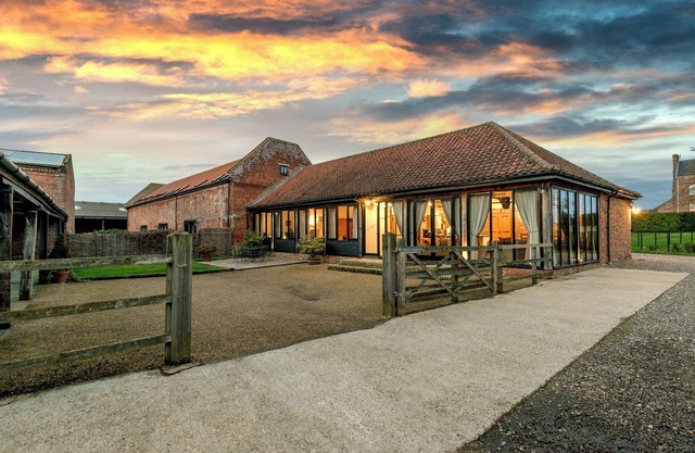 MALLARD, pet friendly, character holiday cottage in Wheatacre