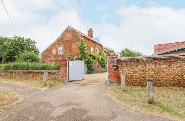 MALTHOUSE FARM, pet friendly, character holiday cottage in Heacham