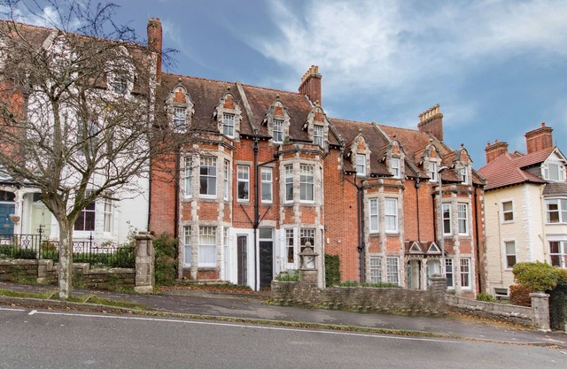 Malvern Apartment - holiday apartment with sea views
