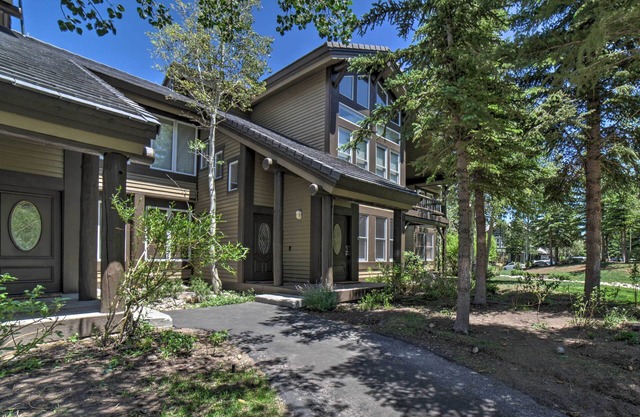 Cozy Mammoth Lakes Condo - Marchez jusqu'au terrain de golf!
