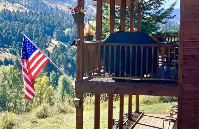'Mammoth Overlook of Yellowstone' Mountain Views! Near North Entrance!