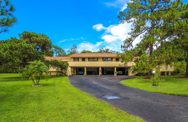 Peaceful Woods: Charming condo located near Manasota Key Beach.