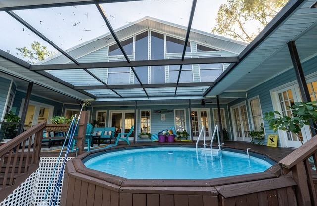 Contemporain 5 Br. Beach Villa Pool Home avec bain à remous et espace de divertissement