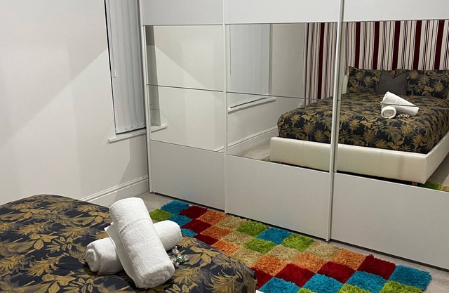 Manchester - 1 bed- Garden - Parking