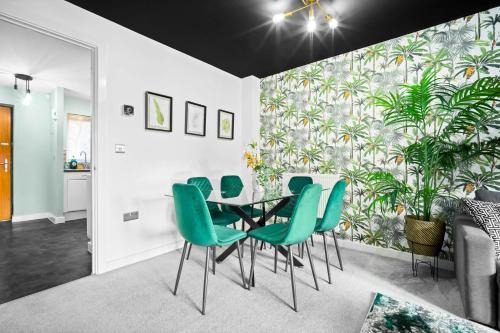 Manchester 2 Bed House with Garden - Sleeps 9 - Salford - FREE PARKING - 3 Double Beds, 1 Single - FREE NETFLIX & FREE WIFI - 6 min to City Centre, Close to Trafford Centre, Etihad Stadium, Manchester Arena, Clubs & more