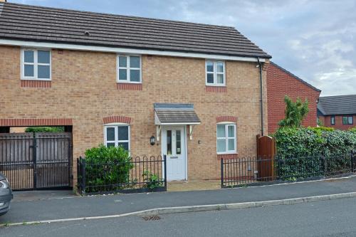 Manchester 3-Beds Sleeps 6 with Onsite Parking