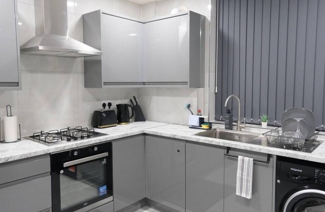 Manchester - 3 Bedroom House - Sleeps 5 - EtihCity