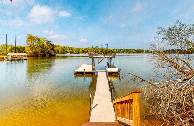 Mandalay Lake Lanier Getaway- Waterfront Retreat