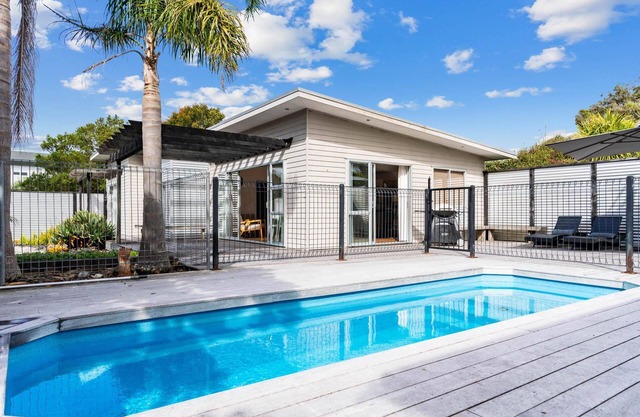 Spacieux, moderne et ensoleillé au coeur de Mangawhai, en plus il a une piscine!